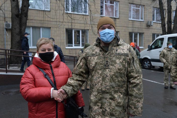 У Національному військово-медичному клінічному центрі «Головний військовий клінічний госпіталь» відбулася передача чергового гуманітарного вантажу медичного призначення на загальну суму понад 2 млн гривень. С. Чорна, командувач об’єднаних сил Збройних Сил України генерал-лейтенант Сергій Наєв. 