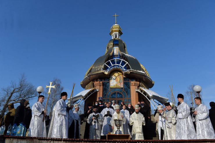 Водохреще. Блаженнійший Митрополит Київський і всієї України Епіфаній 19 січня 2021 року звершив чин великого освячення води біля каплиці Хрещення Господнього у столичному Гідропарку та освятив води Дніпра.