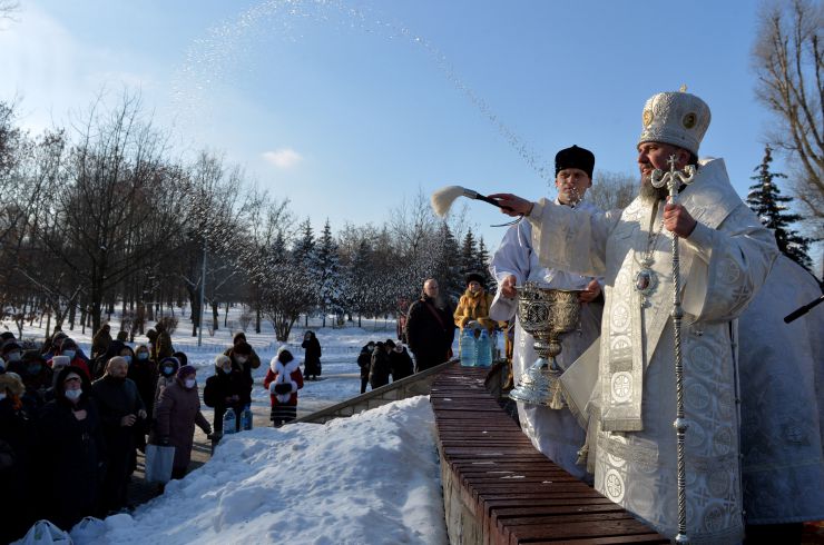 Водохреще. Блаженнійший Митрополит Київський і всієї України Епіфаній 19 січня 2021 року звершив чин великого освячення води біля каплиці Хрещення Господнього у столичному Гідропарку та освятив води Дніпра.
