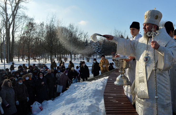 Водохреще. Блаженнійший Митрополит Київський і всієї України Епіфаній 19 січня 2021 року звершив чин великого освячення води біля каплиці Хрещення Господнього у столичному Гідропарку та освятив води Дніпра.