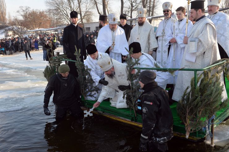 Водохреще. Блаженнійший Митрополит Київський і всієї України Епіфаній 19 січня 2021 року звершив чин великого освячення води біля каплиці Хрещення Господнього у столичному Гідропарку та освятив води Дніпра.