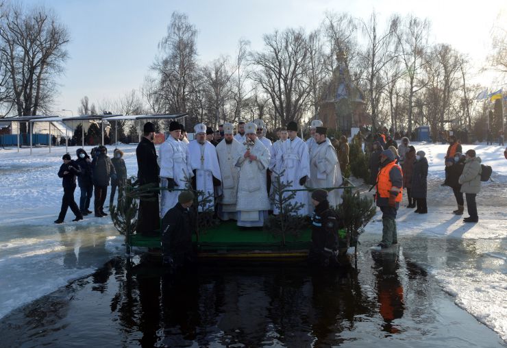 Водохреще. Блаженнійший Митрополит Київський і всієї України Епіфаній 19 січня 2021 року звершив чин великого освячення води біля каплиці Хрещення Господнього у столичному Гідропарку та освятив води Дніпра.