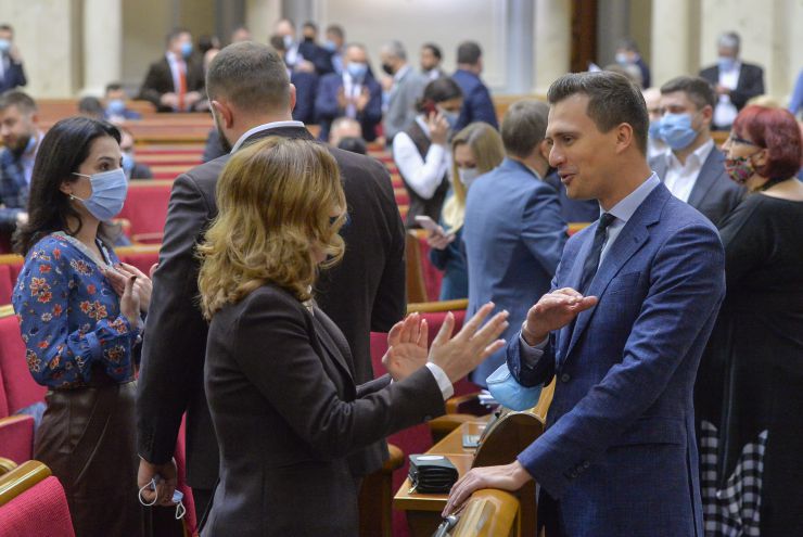 Пленарне засідання Верховної Ради України.

Голова Верховної Ради України Дмитро Разумков відкрив пленарне засідання.
Головуючий оголосив про обрання головою депутатської фракції політичної партії «Голос» народного депутата Ярослава Железняка та його заступником – народного депутата Романа Костенка згідно з протоколом зборів депутатської фракції «Голос» від 28 грудня 2020 р.
Головуючий надав слово Прем’єр-міністру Денису Шмигалю для інформування про заходи для врегулювання ситуації з підвищенням тарифів. Галина Михайлюк, Олександр Скічко  
