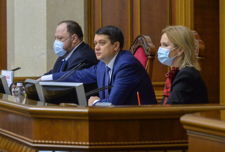 Пленарне засідання Верховної Ради України.

Голова Верховної Ради України Дмитро Разумков відкрив пленарне засідання.
Головуючий оголосив про обрання головою депутатської фракції політичної партії «Голос» народного депутата Ярослава Железняка та його заступником – народного депутата Романа Костенка згідно з протоколом зборів депутатської фракції «Голос» від 28 грудня 2020 р.
Головуючий надав слово Прем’єр-міністру Денису Шмигалю для інформування про заходи для врегулювання ситуації з підвищенням тарифів.
Руслан Стефанчук, Дмитро Разумков, Олена Кондратюк
