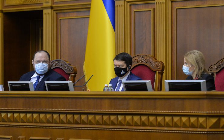 Пленарне засідання Верховної Ради України.

Голова Верховної Ради України Дмитро Разумков відкрив пленарне засідання.
Головуючий оголосив про обрання головою депутатської фракції політичної партії «Голос» народного депутата Ярослава Железняка та його заступником – народного депутата Романа Костенка згідно з протоколом зборів депутатської фракції «Голос» від 28 грудня 2020 р.
Головуючий надав слово Прем’єр-міністру Денису Шмигалю для інформування про заходи для врегулювання ситуації з підвищенням тарифів.
Руслан Стефанчук, Дмитро Разумков, Олена Кондратюк
