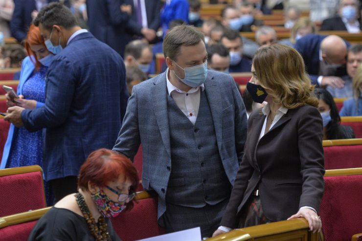 Пленарне засідання Верховної Ради України.

Голова Верховної Ради України Дмитро Разумков відкрив пленарне засідання.
Головуючий оголосив про обрання головою депутатської фракції політичної партії «Голос» народного депутата Ярослава Железняка та його заступником – народного депутата Романа Костенка згідно з протоколом зборів депутатської фракції «Голос» від 28 грудня 2020 р.
Головуючий надав слово Прем’єр-міністру Денису Шмигалю для інформування про заходи для врегулювання ситуації з підвищенням тарифів.
