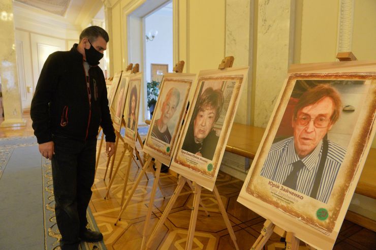 У ВР України проходить виставка «Історія крізь обличчя» благодійного фонду «Заради тебе» про праведників світу.