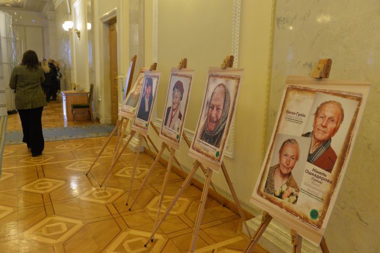 У ВР України проходить виставка «Історія крізь обличчя» благодійного фонду «Заради тебе» про праведників світу.