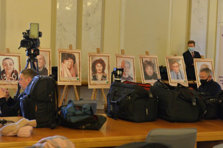 У ВР України проходить виставка «Історія крізь обличчя» благодійного фонду «Заради тебе» про праведників світу.