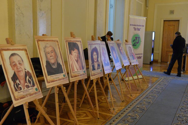 У ВР України проходить виставка «Історія крізь обличчя» благодійного фонду «Заради тебе» про праведників світу.