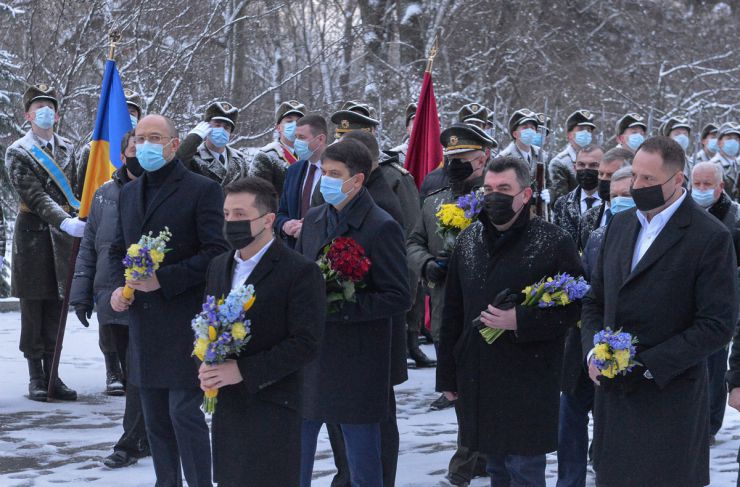 Голова Верховної Ради України Дмитро Разумков спільно з Президентом України Володимиром Зеленським, Прем’єр-міністром України Денисом Шмигалем взяли участь у заходах з нагоди Дня пам'яті Героїв Крут