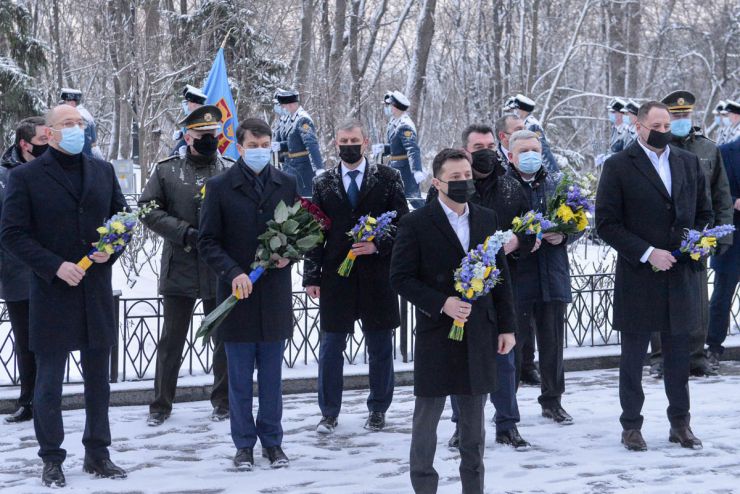 Голова Верховної Ради України Дмитро Разумков спільно з Президентом України Володимиром Зеленським, Прем’єр-міністром України Денисом Шмигалем взяли участь у заходах з нагоди Дня пам'яті Героїв Крут