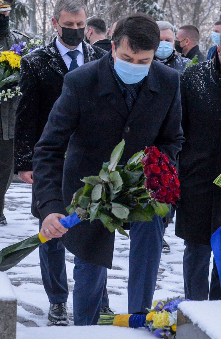 Голова Верховної Ради України Дмитро Разумков спільно з Президентом України Володимиром Зеленським, Прем’єр-міністром України Денисом Шмигалем взяли участь у заходах з нагоди Дня пам'яті Героїв Крут