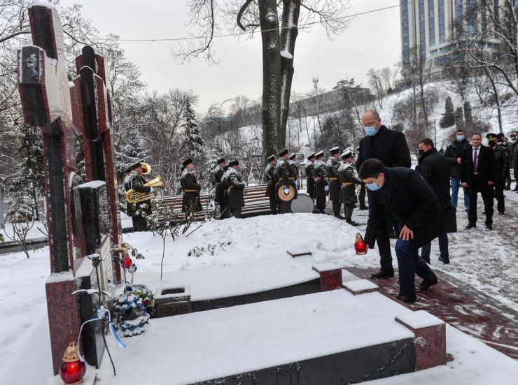 Голова Верховної Ради України Дмитро Разумков спільно з Президентом України Володимиром Зеленським, Прем’єр-міністром України Денисом Шмигалем взяли участь у заходах з нагоди Дня пам'яті Героїв Крут