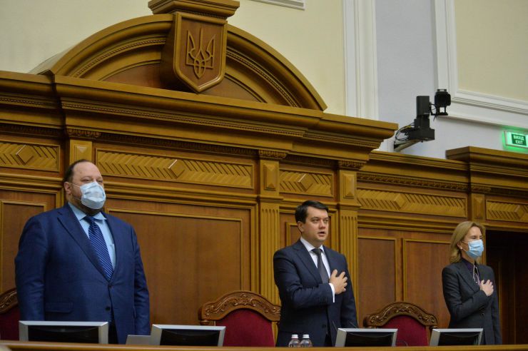 Пленарне засідання Верховної Ради України.

Розпочала роботу п’ята сесія Верховної Ради України дев’ятого скликання.
Дмитро Разумков після закінчення виступу з нагоди відкриття п’ятої сесії Верховної Ради України надав слово представникам депутатських фракцій і груп для виступів з оголошеннями, заявами, повідомленнями, пропозиціями. Руслан Стефанчук, Дмитро Разумков, Олена Кондратюк
