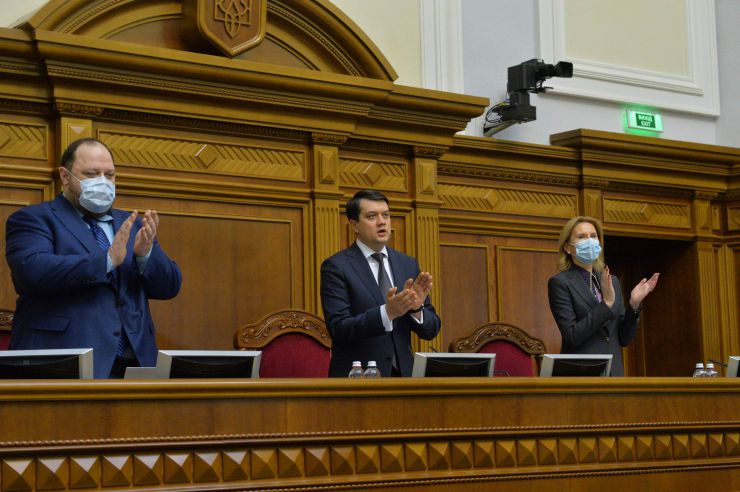 Пленарне засідання Верховної Ради України.

Розпочала роботу п’ята сесія Верховної Ради України дев’ятого скликання.
Дмитро Разумков після закінчення виступу з нагоди відкриття п’ятої сесії Верховної Ради України надав слово представникам депутатських фракцій і груп для виступів з оголошеннями, заявами, повідомленнями, пропозиціями. Руслан Стефанчук, Дмитро Разумков, Олена Кондратюк
