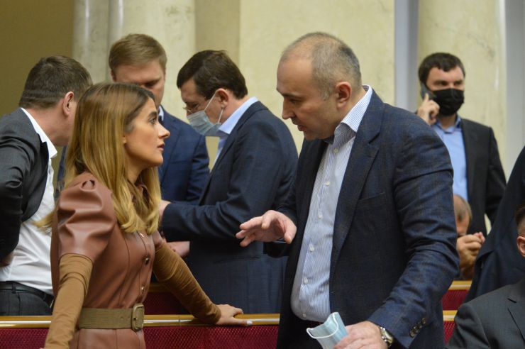 Пленарне засідання Верховної Ради України.

Голова Верховної Ради України Дмитро Разумков відкрив пленарне засідання. 
Із заявою від двох фракцій виступив народний депутат Вадим Рабинович. Заява стосувалася вимкнення трьох опозиційних телеканалів. 

Із заявою від двох фракцій виступила народний депутат Марія Мезенцева. Вона коротко відзвітувала про роботу парламентської делегації України під час першої сесії ПАРЄ.

Прийнято за основу проект Закону 