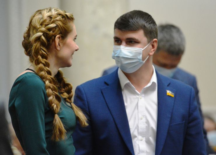 Пленарне засідання Верховної Ради України.

Голова Верховної Ради України Дмитро Разумков відкрив пленарне засідання. 
Із заявою від двох фракцій виступив народний депутат Вадим Рабинович. Заява стосувалася вимкнення трьох опозиційних телеканалів. 

Із заявою від двох фракцій виступила народний депутат Марія Мезенцева. Вона коротко відзвітувала про роботу парламентської делегації України під час першої сесії ПАРЄ.

Прийнято за основу проект Закону 
