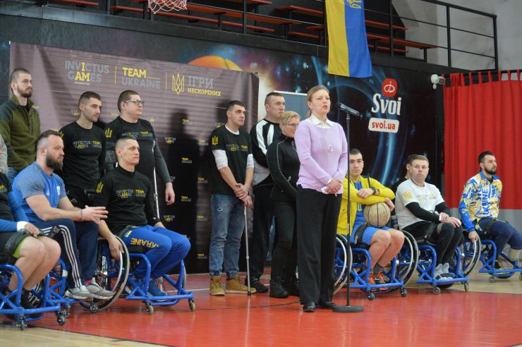 На території арени Svoi Arena Sports&Events; відкрите тренування збірної України з  баскетболу на візках «Ігор Нескорених». На початку відкритого тренування членів команди привітали Міністр у справах ветеранів Юлія Лапутіна, Міністр спорту молоді і спорту Володимир Гутцайт, а також представники організацій-партнерів: директор Центру стратегічних комунікацій «Стратком Україна» Оксана Горбач і директор Благодійного фонду «Повернись живим» Тарас Чмут, а також головний тренер збірної України Сергій Конюшок. Під час відкритого тренування членам української збірної Юлія Лапутіна вручила медальйони від імені принца Гаррі. За словами міністерки у справах ветеранів, завдяки залученню ветеранів до міжнародних спортивних змагань «Ігри нескорених», заснованих принцом Гаррі, герцогом Сассекським, українські захисники, які мають поранення, отримали потужний мотиваційний стимул до участі у цивільному житті.  Вже третя українська збірна «Ігор Нескорених» готується взяти участь у цих популярних серед міжнародної ветеранської спільноти змаганнях. Українські ветерани готуються до виступів у таких видах спорту: баскетбол на візках, пауерліфтинг, веслування на тренажерах, велоспорт, плавання, легка атлетика (біг, штовхання ядра, метання диску), та стрільба з лука. 