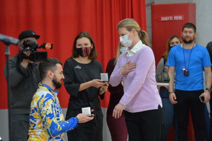 На території арени Svoi Arena Sports&Events; відкрите тренування збірної України з  баскетболу на візках «Ігор Нескорених». На початку відкритого тренування членів команди привітали Міністр у справах ветеранів Юлія Лапутіна, Міністр спорту молоді і спорту Володимир Гутцайт, а також представники організацій-партнерів: директор Центру стратегічних комунікацій «Стратком Україна» Оксана Горбач і директор Благодійного фонду «Повернись живим» Тарас Чмут, а також головний тренер збірної України Сергій Конюшок. Під час відкритого тренування членам української збірної Юлія Лапутіна вручила медальйони від імені принца Гаррі. За словами міністерки у справах ветеранів, завдяки залученню ветеранів до міжнародних спортивних змагань «Ігри нескорених», заснованих принцом Гаррі, герцогом Сассекським, українські захисники, які мають поранення, отримали потужний мотиваційний стимул до участі у цивільному житті.  Вже третя українська збірна «Ігор Нескорених» готується взяти участь у цих популярних серед міжнародної ветеранської спільноти змаганнях. Українські ветерани готуються до виступів у таких видах спорту: баскетбол на візках, пауерліфтинг, веслування на тренажерах, велоспорт, плавання, легка атлетика (біг, штовхання ядра, метання диску), та стрільба з лука. 
Під час відкритого тренування членам української збірної Юлія Лапутіна вручила медальйони від імені принца Гаррі