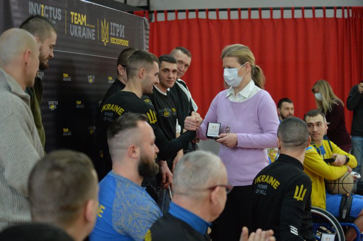 На території арени Svoi Arena Sports&Events; відкрите тренування збірної України з  баскетболу на візках «Ігор Нескорених». На початку відкритого тренування членів команди привітали Міністр у справах ветеранів Юлія Лапутіна, Міністр спорту молоді і спорту Володимир Гутцайт, а також представники організацій-партнерів: директор Центру стратегічних комунікацій «Стратком Україна» Оксана Горбач і директор Благодійного фонду «Повернись живим» Тарас Чмут, а також головний тренер збірної України Сергій Конюшок. Під час відкритого тренування членам української збірної Юлія Лапутіна вручила медальйони від імені принца Гаррі. За словами міністерки у справах ветеранів, завдяки залученню ветеранів до міжнародних спортивних змагань «Ігри нескорених», заснованих принцом Гаррі, герцогом Сассекським, українські захисники, які мають поранення, отримали потужний мотиваційний стимул до участі у цивільному житті.  Вже третя українська збірна «Ігор Нескорених» готується взяти участь у цих популярних серед міжнародної ветеранської спільноти змаганнях. Українські ветерани готуються до виступів у таких видах спорту: баскетбол на візках, пауерліфтинг, веслування на тренажерах, велоспорт, плавання, легка атлетика (біг, штовхання ядра, метання диску), та стрільба з лука. 
Під час відкритого тренування членам української збірної Юлія Лапутіна вручила медальйони від імені принца Гаррі