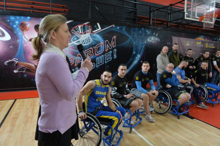 На території арени Svoi Arena Sports&Events; відкрите тренування збірної України з  баскетболу на візках «Ігор Нескорених». На початку відкритого тренування членів команди привітали Міністр у справах ветеранів Юлія Лапутіна, Міністр спорту молоді і спорту Володимир Гутцайт, а також представники організацій-партнерів: директор Центру стратегічних комунікацій «Стратком Україна» Оксана Горбач і директор Благодійного фонду «Повернись живим» Тарас Чмут, а також головний тренер збірної України Сергій Конюшок. Під час відкритого тренування членам української збірної Юлія Лапутіна вручила медальйони від імені принца Гаррі. За словами міністерки у справах ветеранів, завдяки залученню ветеранів до міжнародних спортивних змагань «Ігри нескорених», заснованих принцом Гаррі, герцогом Сассекським, українські захисники, які мають поранення, отримали потужний мотиваційний стимул до участі у цивільному житті.  Вже третя українська збірна «Ігор Нескорених» готується взяти участь у цих популярних серед міжнародної ветеранської спільноти змаганнях. Українські ветерани готуються до виступів у таких видах спорту: баскетбол на візках, пауерліфтинг, веслування на тренажерах, велоспорт, плавання, легка атлетика (біг, штовхання ядра, метання диску), та стрільба з лука. 