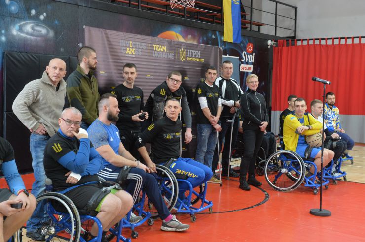 На території арени Svoi Arena Sports&Events; відкрите тренування збірної України з  баскетболу на візках «Ігор Нескорених». На початку відкритого тренування членів команди привітали Міністр у справах ветеранів Юлія Лапутіна, Міністр спорту молоді і спорту Володимир Гутцайт, а також представники організацій-партнерів: директор Центру стратегічних комунікацій «Стратком Україна» Оксана Горбач і директор Благодійного фонду «Повернись живим» Тарас Чмут, а також головний тренер збірної України Сергій Конюшок. Під час відкритого тренування членам української збірної Юлія Лапутіна вручила медальйони від імені принца Гаррі. За словами міністерки у справах ветеранів, завдяки залученню ветеранів до міжнародних спортивних змагань «Ігри нескорених», заснованих принцом Гаррі, герцогом Сассекським, українські захисники, які мають поранення, отримали потужний мотиваційний стимул до участі у цивільному житті.  Вже третя українська збірна «Ігор Нескорених» готується взяти участь у цих популярних серед міжнародної ветеранської спільноти змаганнях. Українські ветерани готуються до виступів у таких видах спорту: баскетбол на візках, пауерліфтинг, веслування на тренажерах, велоспорт, плавання, легка атлетика (біг, штовхання ядра, метання диску), та стрільба з лука. 