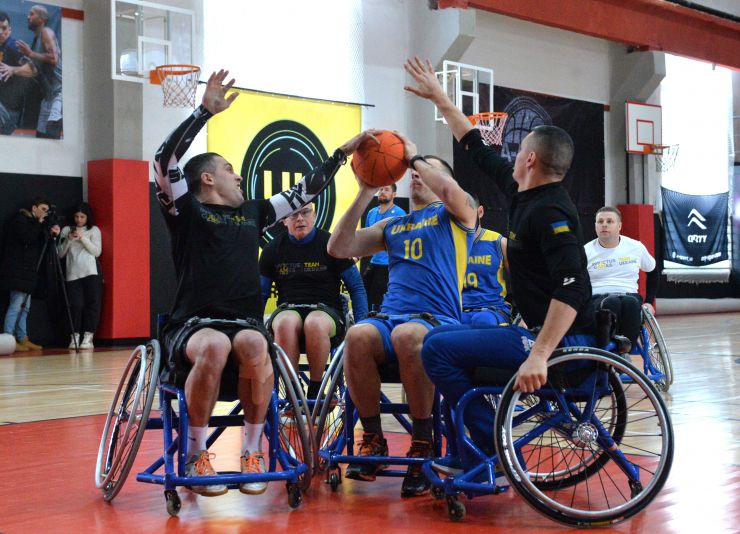 На території арени Svoi Arena Sports&Events; відкрите тренування збірної України з  баскетболу на візках «Ігор Нескорених». На початку відкритого тренування членів команди привітали Міністр у справах ветеранів Юлія Лапутіна, Міністр спорту молоді і спорту Володимир Гутцайт, а також представники організацій-партнерів: директор Центру стратегічних комунікацій «Стратком Україна» Оксана Горбач і директор Благодійного фонду «Повернись живим» Тарас Чмут, а також головний тренер збірної України Сергій Конюшок. Під час відкритого тренування членам української збірної Юлія Лапутіна вручила медальйони від імені принца Гаррі. За словами міністерки у справах ветеранів, завдяки залученню ветеранів до міжнародних спортивних змагань «Ігри нескорених», заснованих принцом Гаррі, герцогом Сассекським, українські захисники, які мають поранення, отримали потужний мотиваційний стимул до участі у цивільному житті.  Вже третя українська збірна «Ігор Нескорених» готується взяти участь у цих популярних серед міжнародної ветеранської спільноти змаганнях. Українські ветерани готуються до виступів у таких видах спорту: баскетбол на візках, пауерліфтинг, веслування на тренажерах, велоспорт, плавання, легка атлетика (біг, штовхання ядра, метання диску), та стрільба з лука. 