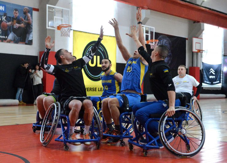 На території арени Svoi Arena Sports&Events; відкрите тренування збірної України з  баскетболу на візках «Ігор Нескорених». На початку відкритого тренування членів команди привітали Міністр у справах ветеранів Юлія Лапутіна, Міністр спорту молоді і спорту Володимир Гутцайт, а також представники організацій-партнерів: директор Центру стратегічних комунікацій «Стратком Україна» Оксана Горбач і директор Благодійного фонду «Повернись живим» Тарас Чмут, а також головний тренер збірної України Сергій Конюшок. Під час відкритого тренування членам української збірної Юлія Лапутіна вручила медальйони від імені принца Гаррі. За словами міністерки у справах ветеранів, завдяки залученню ветеранів до міжнародних спортивних змагань «Ігри нескорених», заснованих принцом Гаррі, герцогом Сассекським, українські захисники, які мають поранення, отримали потужний мотиваційний стимул до участі у цивільному житті.  Вже третя українська збірна «Ігор Нескорених» готується взяти участь у цих популярних серед міжнародної ветеранської спільноти змаганнях. Українські ветерани готуються до виступів у таких видах спорту: баскетбол на візках, пауерліфтинг, веслування на тренажерах, велоспорт, плавання, легка атлетика (біг, штовхання ядра, метання диску), та стрільба з лука. 