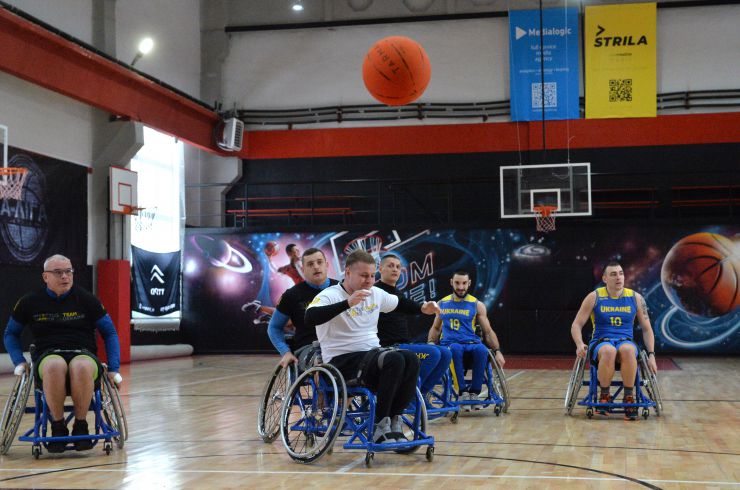 На території арени Svoi Arena Sports&Events; відкрите тренування збірної України з  баскетболу на візках «Ігор Нескорених». На початку відкритого тренування членів команди привітали Міністр у справах ветеранів Юлія Лапутіна, Міністр спорту молоді і спорту Володимир Гутцайт, а також представники організацій-партнерів: директор Центру стратегічних комунікацій «Стратком Україна» Оксана Горбач і директор Благодійного фонду «Повернись живим» Тарас Чмут, а також головний тренер збірної України Сергій Конюшок. Під час відкритого тренування членам української збірної Юлія Лапутіна вручила медальйони від імені принца Гаррі. За словами міністерки у справах ветеранів, завдяки залученню ветеранів до міжнародних спортивних змагань «Ігри нескорених», заснованих принцом Гаррі, герцогом Сассекським, українські захисники, які мають поранення, отримали потужний мотиваційний стимул до участі у цивільному житті.  Вже третя українська збірна «Ігор Нескорених» готується взяти участь у цих популярних серед міжнародної ветеранської спільноти змаганнях. Українські ветерани готуються до виступів у таких видах спорту: баскетбол на візках, пауерліфтинг, веслування на тренажерах, велоспорт, плавання, легка атлетика (біг, штовхання ядра, метання диску), та стрільба з лука. 