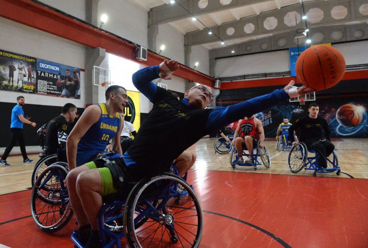 На території арени Svoi Arena Sports&Events; відкрите тренування збірної України з  баскетболу на візках «Ігор Нескорених». На початку відкритого тренування членів команди привітали Міністр у справах ветеранів Юлія Лапутіна, Міністр спорту молоді і спорту Володимир Гутцайт, а також представники організацій-партнерів: директор Центру стратегічних комунікацій «Стратком Україна» Оксана Горбач і директор Благодійного фонду «Повернись живим» Тарас Чмут, а також головний тренер збірної України Сергій Конюшок. Під час відкритого тренування членам української збірної Юлія Лапутіна вручила медальйони від імені принца Гаррі. За словами міністерки у справах ветеранів, завдяки залученню ветеранів до міжнародних спортивних змагань «Ігри нескорених», заснованих принцом Гаррі, герцогом Сассекським, українські захисники, які мають поранення, отримали потужний мотиваційний стимул до участі у цивільному житті.  Вже третя українська збірна «Ігор Нескорених» готується взяти участь у цих популярних серед міжнародної ветеранської спільноти змаганнях. Українські ветерани готуються до виступів у таких видах спорту: баскетбол на візках, пауерліфтинг, веслування на тренажерах, велоспорт, плавання, легка атлетика (біг, штовхання ядра, метання диску), та стрільба з лука. 