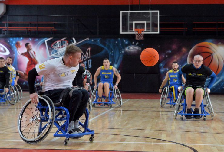 На території арени Svoi Arena Sports&Events; відкрите тренування збірної України з  баскетболу на візках «Ігор Нескорених». На початку відкритого тренування членів команди привітали Міністр у справах ветеранів Юлія Лапутіна, Міністр спорту молоді і спорту Володимир Гутцайт, а також представники організацій-партнерів: директор Центру стратегічних комунікацій «Стратком Україна» Оксана Горбач і директор Благодійного фонду «Повернись живим» Тарас Чмут, а також головний тренер збірної України Сергій Конюшок. Під час відкритого тренування членам української збірної Юлія Лапутіна вручила медальйони від імені принца Гаррі. За словами міністерки у справах ветеранів, завдяки залученню ветеранів до міжнародних спортивних змагань «Ігри нескорених», заснованих принцом Гаррі, герцогом Сассекським, українські захисники, які мають поранення, отримали потужний мотиваційний стимул до участі у цивільному житті.  Вже третя українська збірна «Ігор Нескорених» готується взяти участь у цих популярних серед міжнародної ветеранської спільноти змаганнях. Українські ветерани готуються до виступів у таких видах спорту: баскетбол на візках, пауерліфтинг, веслування на тренажерах, велоспорт, плавання, легка атлетика (біг, штовхання ядра, метання диску), та стрільба з лука. 