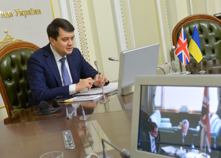 Зустріч Голови Верховної Ради України Дмитри Разумкова зі спікером Палати громад Парламенту Великої Британії Ліндсі Хойлом (у форматі відеоконференції)