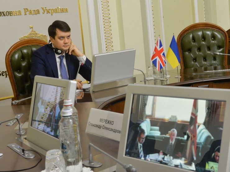 Зустріч Голови Верховної Ради України Дмитри Разумкова зі спікером Палати громад Парламенту Великої Британії Ліндсі Хойлом (у форматі відеоконференції)