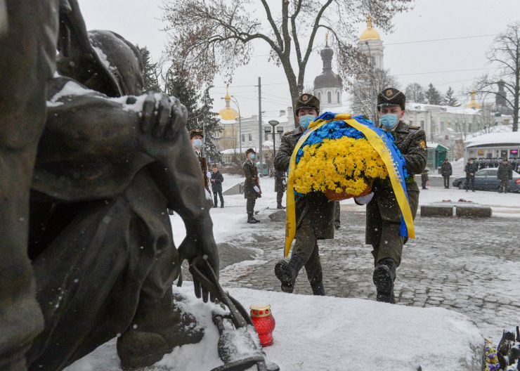 Голова Верховної Ради України Дмитро Разумков взяв участь у церемонії покладання квітів до «Меморіалу пам’яті жертв Афганської війни» з нагоди Дня вшанування учасників бойових дій на території інших держав.
Під час заходу пам’ять загиблих вшановано хвилиною мовчання.
