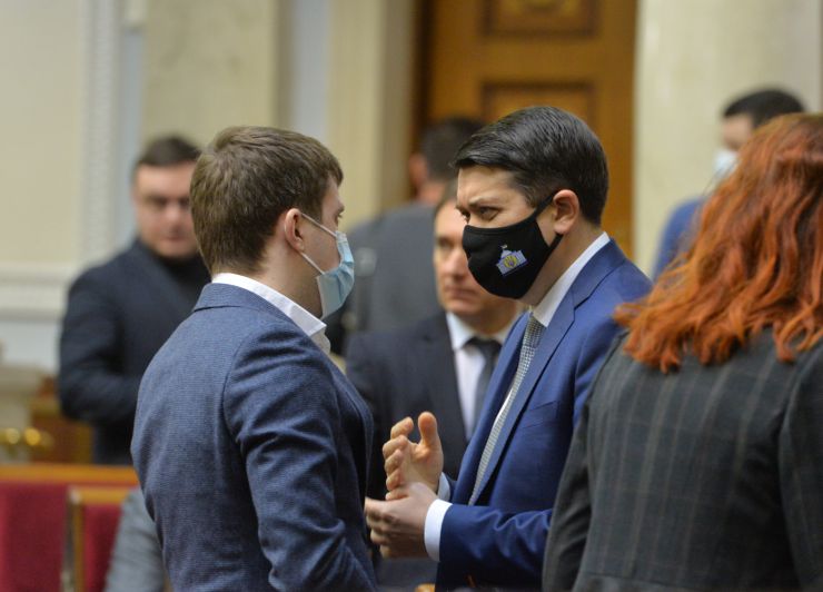 Позачергове пленарне засідання Верховної Ради України.
Для участі у позачерговому засіданні зареєструвалося 295 народних депутатів.
Голова Верховної Ради України Дмитро Разумков відкрив позачергове пленарне засідання.
Головуючий надав слово для виступу Представнику Президента України у Верховній Раді Руслан Стефанчуку.
Руслан Стефанчук доповів пропозиції Президента України до Закону