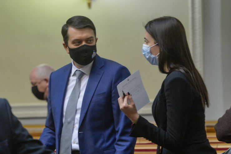 Позачергове пленарне засідання Верховної Ради України.
Для участі у позачерговому засіданні зареєструвалося 295 народних депутатів.
Голова Верховної Ради України Дмитро Разумков відкрив позачергове пленарне засідання.
Головуючий надав слово для виступу Представнику Президента України у Верховній Раді Руслан Стефанчуку.
Руслан Стефанчук доповів пропозиції Президента України до Закону