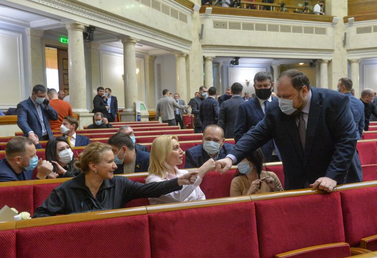 Позачергове пленарне засідання Верховної Ради України.
Для участі у позачерговому засіданні зареєструвалося 295 народних депутатів.
Голова Верховної Ради України Дмитро Разумков відкрив позачергове пленарне засідання.
Головуючий надав слово для виступу Представнику Президента України у Верховній Раді Руслан Стефанчуку.
Руслан Стефанчук доповів пропозиції Президента України до Закону