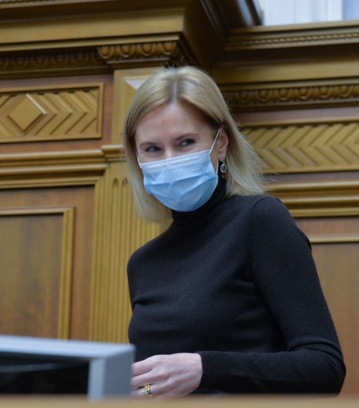 Позачергове пленарне засідання Верховної Ради України.
Для участі у позачерговому засіданні зареєструвалося 295 народних депутатів.
Голова Верховної Ради України Дмитро Разумков відкрив позачергове пленарне засідання.
Головуючий надав слово для виступу Представнику Президента України у Верховній Раді Руслан Стефанчуку.
Руслан Стефанчук доповів пропозиції Президента України до Закону