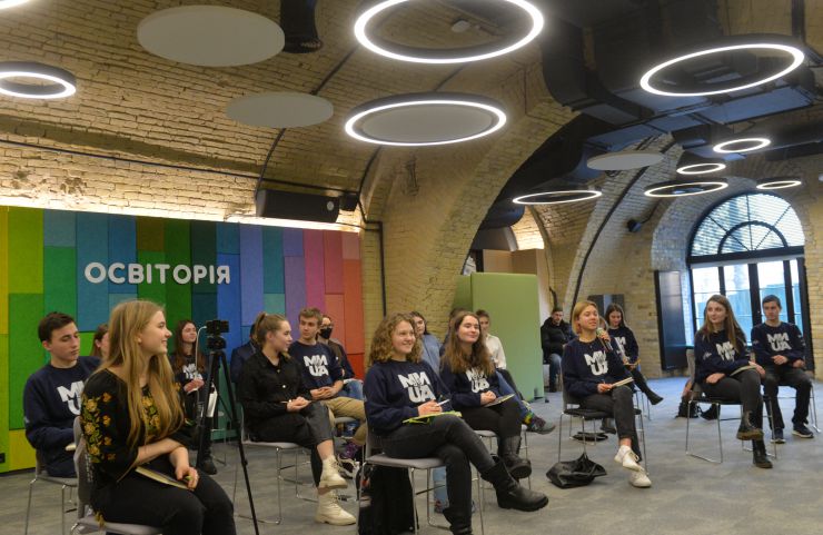 Україна потребує людей, здатних до лідерства у різних сферах та готових до відповідальності. На цьому наголосив Голова Верховної Ради України Дмитро Разумков під час зустрічі зі студентами Української академії лідерства.

«Завжди є частина суспільства, якій “треба більше за всіх”. Їй потрібно більше драйву, більше активностей, її бентежать ті чи інші проблеми. І є частина, яка буде слідувати за ними. Лідерів завжди небагато і хотілося, щоб саме серед вас були майбутні лідери», - сказав він.
