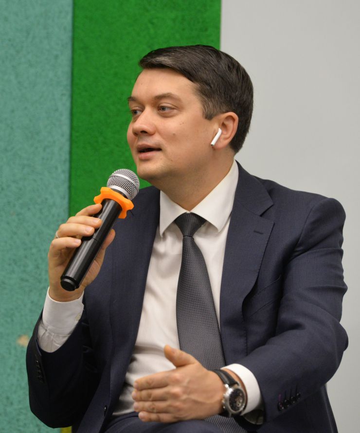 Україна потребує людей, здатних до лідерства у різних сферах та готових до відповідальності. На цьому наголосив Голова Верховної Ради України Дмитро Разумков під час зустрічі зі студентами Української академії лідерства.

«Завжди є частина суспільства, якій “треба більше за всіх”. Їй потрібно більше драйву, більше активностей, її бентежать ті чи інші проблеми. І є частина, яка буде слідувати за ними. Лідерів завжди небагато і хотілося, щоб саме серед вас були майбутні лідери», - сказав він.
