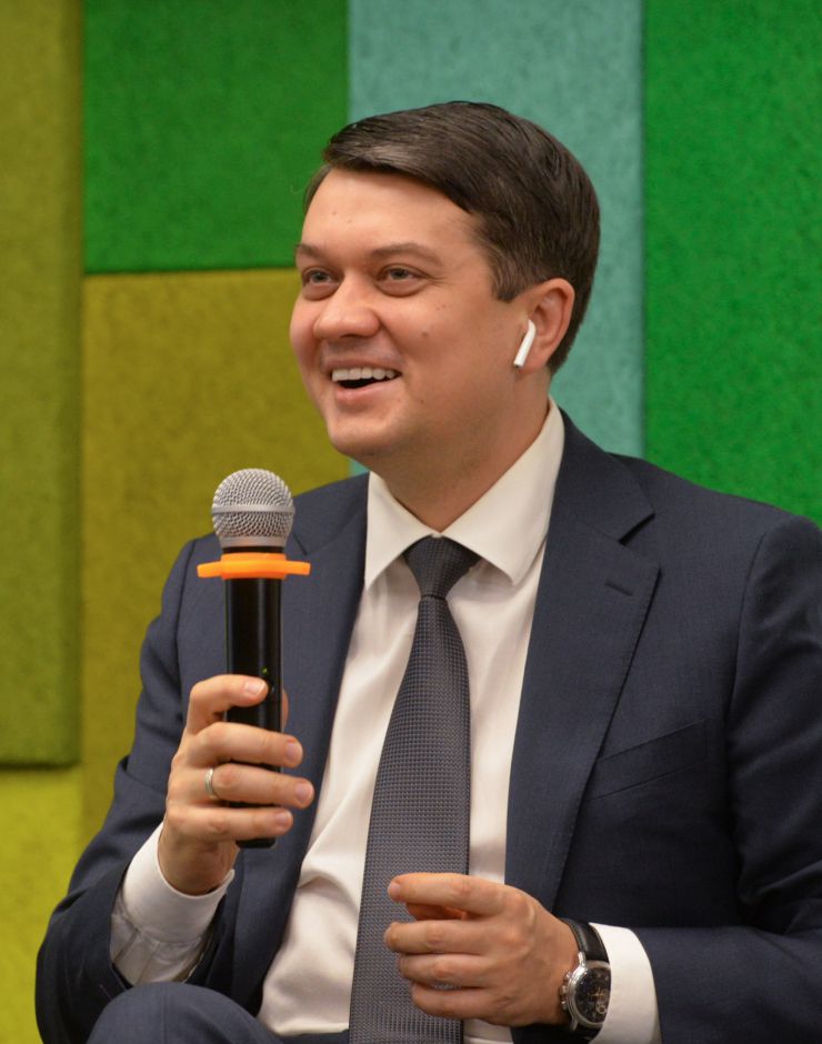 Україна потребує людей, здатних до лідерства у різних сферах та готових до відповідальності. На цьому наголосив Голова Верховної Ради України Дмитро Разумков під час зустрічі зі студентами Української академії лідерства.

«Завжди є частина суспільства, якій “треба більше за всіх”. Їй потрібно більше драйву, більше активностей, її бентежать ті чи інші проблеми. І є частина, яка буде слідувати за ними. Лідерів завжди небагато і хотілося, щоб саме серед вас були майбутні лідери», - сказав він.
