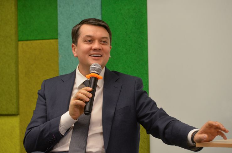 Україна потребує людей, здатних до лідерства у різних сферах та готових до відповідальності. На цьому наголосив Голова Верховної Ради України Дмитро Разумков під час зустрічі зі студентами Української академії лідерства.

«Завжди є частина суспільства, якій “треба більше за всіх”. Їй потрібно більше драйву, більше активностей, її бентежать ті чи інші проблеми. І є частина, яка буде слідувати за ними. Лідерів завжди небагато і хотілося, щоб саме серед вас були майбутні лідери», - сказав він.
