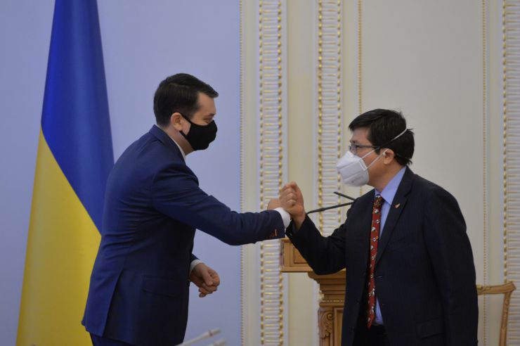 Голова Верховної Ради України Дмитро Разумков провів зустріч з Надзвичайним і Повноважним Послом Китайської Народної Республіки в Україні Фань Сяньжуном.

Голова українського Парламенту підкреслив важливість налагодження міжпарламентського діалогу і взаємодії на рівні депутатських груп дружби.  

Особливу увагу під час зустрічі сторони приділили обговоренню економічної співпраці між двома країнами. Дмитро Разумков підкреслив, що Україна незмінно підтримує позицію всебічного поглиблення відносин із Китаєм.
