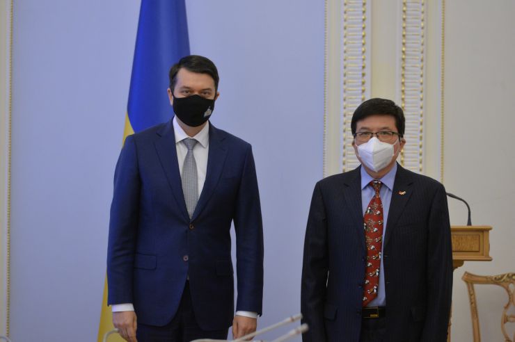 Голова Верховної Ради України Дмитро Разумков провів зустріч з Надзвичайним і Повноважним Послом Китайської Народної Республіки в Україні Фань Сяньжуном.

Голова українського Парламенту підкреслив важливість налагодження міжпарламентського діалогу і взаємодії на рівні депутатських груп дружби.  

Особливу увагу під час зустрічі сторони приділили обговоренню економічної співпраці між двома країнами. Дмитро Разумков підкреслив, що Україна незмінно підтримує позицію всебічного поглиблення відносин із Китаєм.
