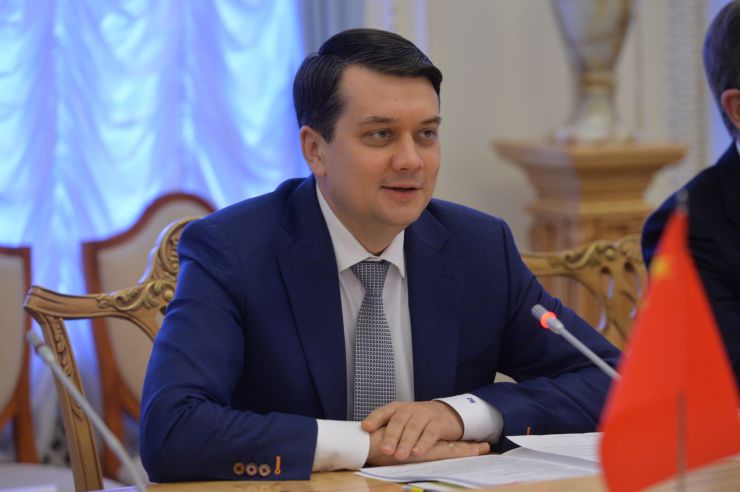 Голова Верховної Ради України Дмитро Разумков провів зустріч з Надзвичайним і Повноважним Послом Китайської Народної Республіки в Україні Фань Сяньжуном.

Голова українського Парламенту підкреслив важливість налагодження міжпарламентського діалогу і взаємодії на рівні депутатських груп дружби.  

Особливу увагу під час зустрічі сторони приділили обговоренню економічної співпраці між двома країнами. Дмитро Разумков підкреслив, що Україна незмінно підтримує позицію всебічного поглиблення відносин із Китаєм.
