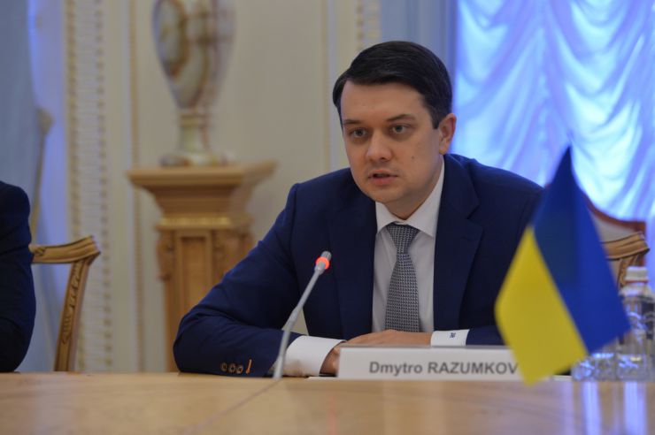Голова Верховної Ради України Дмитро Разумков провів зустріч з Надзвичайним і Повноважним Послом Китайської Народної Республіки в Україні Фань Сяньжуном.

Голова українського Парламенту підкреслив важливість налагодження міжпарламентського діалогу і взаємодії на рівні депутатських груп дружби.  

Особливу увагу під час зустрічі сторони приділили обговоренню економічної співпраці між двома країнами. Дмитро Разумков підкреслив, що Україна незмінно підтримує позицію всебічного поглиблення відносин із Китаєм.
