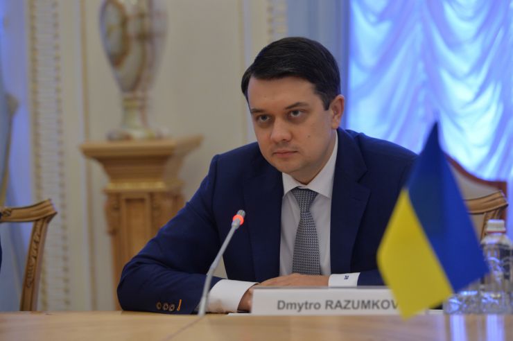 Голова Верховної Ради України Дмитро Разумков провів зустріч з Надзвичайним і Повноважним Послом Китайської Народної Республіки в Україні Фань Сяньжуном.

Голова українського Парламенту підкреслив важливість налагодження міжпарламентського діалогу і взаємодії на рівні депутатських груп дружби.  

Особливу увагу під час зустрічі сторони приділили обговоренню економічної співпраці між двома країнами. Дмитро Разумков підкреслив, що Україна незмінно підтримує позицію всебічного поглиблення відносин із Китаєм.
