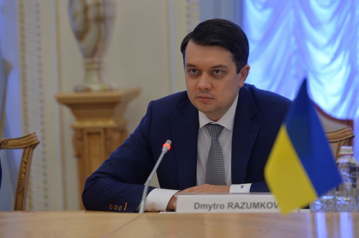 Голова Верховної Ради України Дмитро Разумков провів зустріч з Надзвичайним і Повноважним Послом Китайської Народної Республіки в Україні Фань Сяньжуном.

Голова українського Парламенту підкреслив важливість налагодження міжпарламентського діалогу і взаємодії на рівні депутатських груп дружби.  

Особливу увагу під час зустрічі сторони приділили обговоренню економічної співпраці між двома країнами. Дмитро Разумков підкреслив, що Україна незмінно підтримує позицію всебічного поглиблення відносин із Китаєм.
