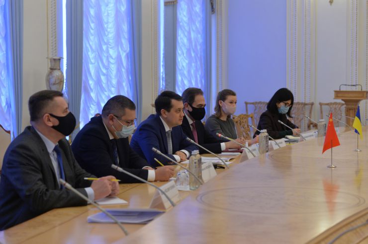 Голова Верховної Ради України Дмитро Разумков провів зустріч з Надзвичайним і Повноважним Послом Китайської Народної Республіки в Україні Фань Сяньжуном.

Голова українського Парламенту підкреслив важливість налагодження міжпарламентського діалогу і взаємодії на рівні депутатських груп дружби.  

Особливу увагу під час зустрічі сторони приділили обговоренню економічної співпраці між двома країнами. Дмитро Разумков підкреслив, що Україна незмінно підтримує позицію всебічного поглиблення відносин із Китаєм.
